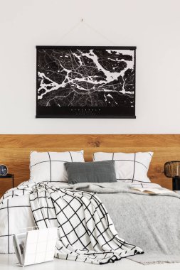 Sade yatak odası iç ahşap headboard üzerinde beyaz duvar üzerinde siyah harita