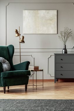 Ahşap komodin ile gri oturma odası iç yastık ile Zümrüt yeşil kanat arka sandalye