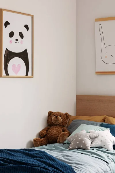 Teddy Bear az egyszemélyes ágy kék és narancs hálószoba belső — Stock Fotó
