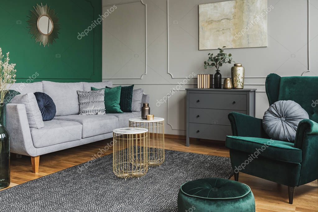 Elegante design degli interni del salotto verde smeraldo e grigio