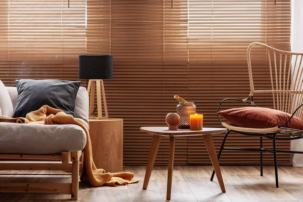 Elegante sala de estar natural com móveis de madeira crua e acentos laranja — Fotografia de Stock