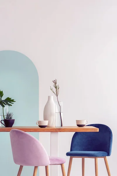 Біла ваза на дерев'яному столі з вишуканим інтер'єром їдальні з білою і синьою стіною — стокове фото
