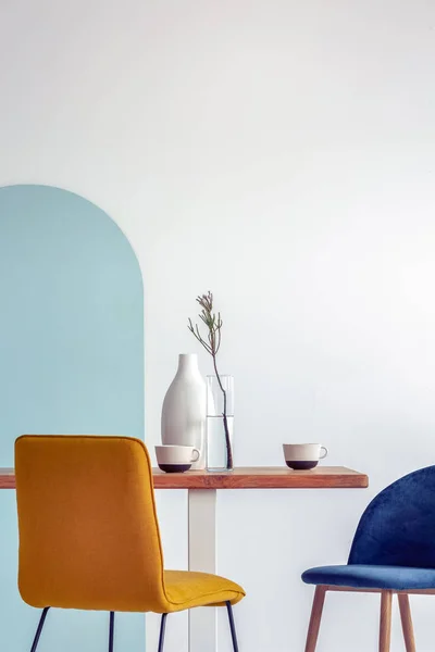 Vase blanc sur table en bois avec intérieur de salle à manger fantaisie avec mur blanc et bleu — Photo