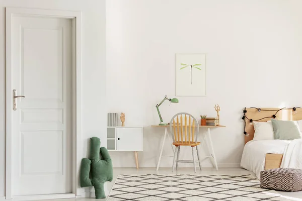 Wooden chair in front of scandinavian desk in elegant bedroom with home office — Stock Photo, Image