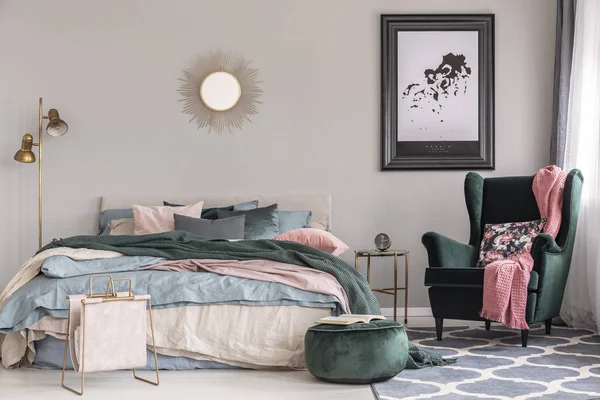 Emerald hijau kursi berlengan dengan bantal bunga dan selimut merah muda pastel di interior kamar tidur trendi — Stok Foto