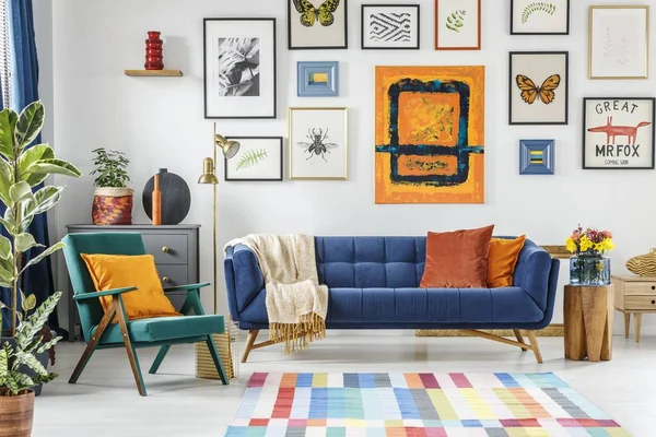 Sillón verde junto al sofá azul en colorido salón inter —  Fotos de Stock