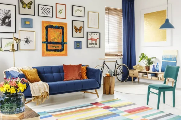 Bir battaniye ve turuncu yastıklar ile geniş oturma odası iç — Stok fotoğraf