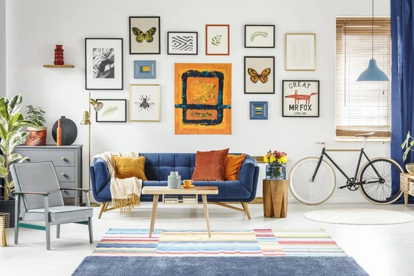 Poltrona grigia e divano blu in ampio soggiorno interno arguzia — Foto Stock