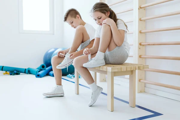 Junge und Mädchen in der Turnhalle — Stockfoto