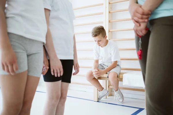 Boy excluded from the group — Stock Photo, Image