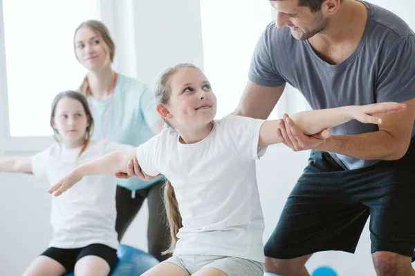 Helpen met de uitoefening — Stockfoto