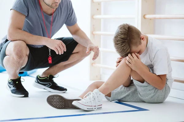 Bezorgde jongen tijdens de lessen — Stockfoto