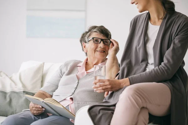 Reading a book together — Stock Photo, Image