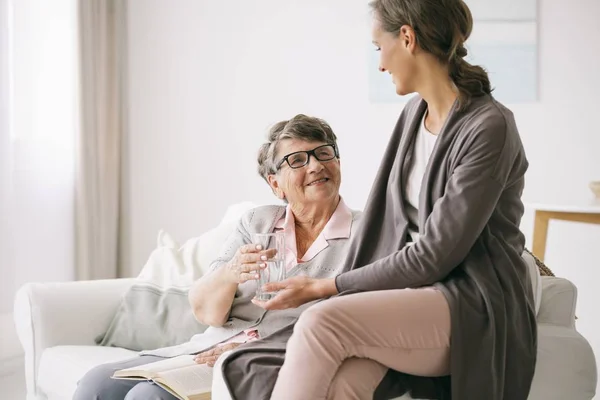 Taking care of older woman — Stock Photo, Image