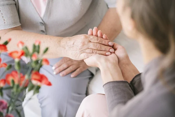 Caretaker giving her hand — Stock Photo, Image