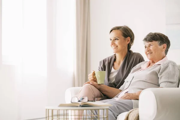 Donna con una nonna — Foto Stock