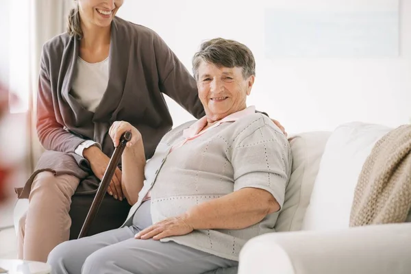 Oudere vrouw in verpleeghuis — Stockfoto