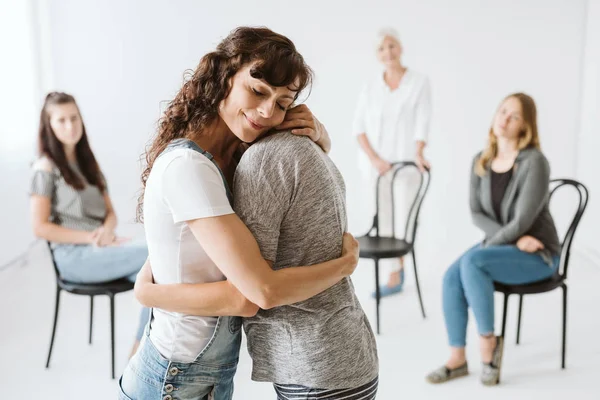 Mit einem Freund aufholen — Stockfoto