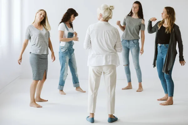 Ragazze che esercitano l'immaginazione — Foto Stock