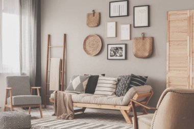 Şık oturma odası iç desenli yastıklar ile Bej İskandinav settee