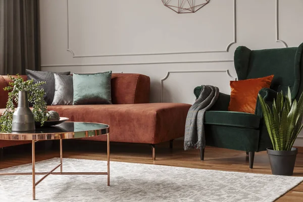 Trendig vardags rum interiör med brun hörn soffa med kuddar och filt i fashionabla vardags rum interiör — Stockfoto