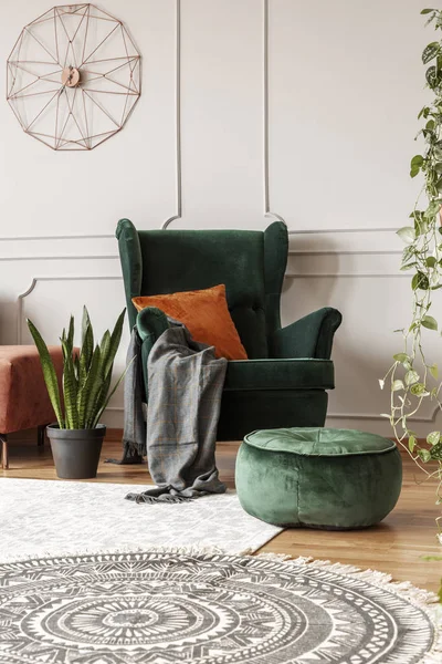 Pohodlné smaragdové zelené křeslo s oranžovým polštářem v módním interiéru obývacího pokoje — Stock fotografie