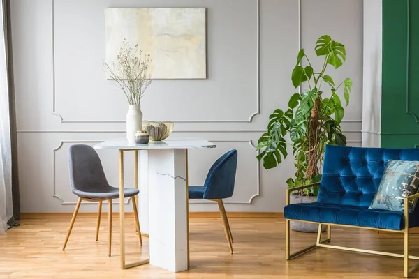 Modischer Sessel im trendigen Wohnzimmerinterieur in zeitgenössischer Wohnung — Stockfoto