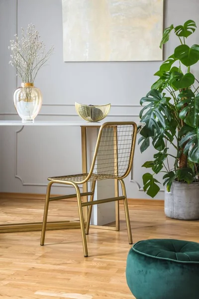 Fantazyjne złote krzesło przy małym stole w eleganckim salonie — Zdjęcie stockowe