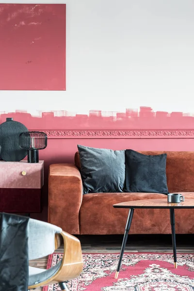 Бело-красная омбре стена шикарного интерьера гостиной в квартире — стоковое фото