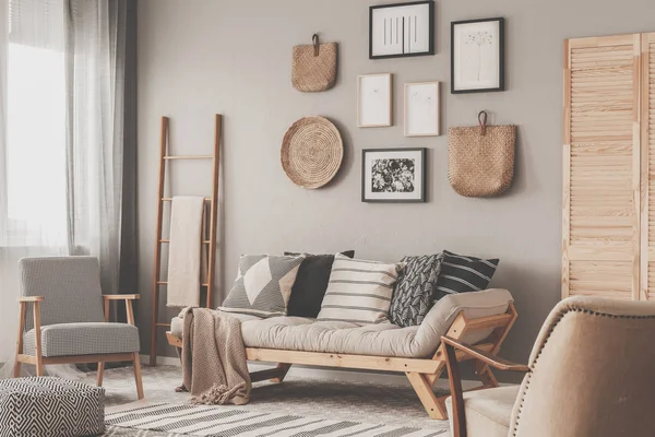 Canapé scandinave beige avec oreillers à motifs dans le salon élégant intérieur — Photo