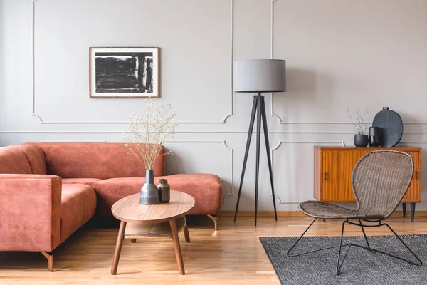 Lâmpada cinza alta elegante na sala de estar elegante interior com sofá de canto marrom confortável — Fotografia de Stock