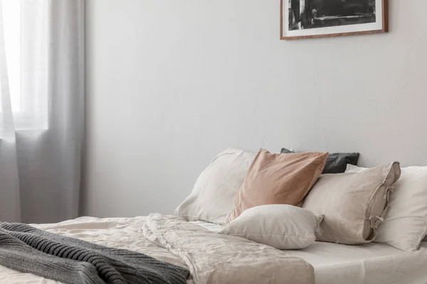 Elegantní interiér ložnice s postelí v elegantním bytě, skutečná fotka — Stock fotografie
