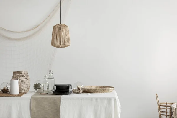 Столовая с плетеной лампой, лоток и корзина — стоковое фото