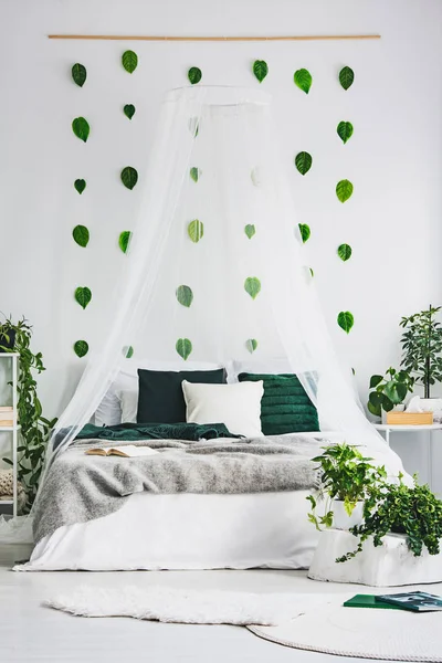 Chambre à coucher tendance avec lit king size confortable dans un appartement moderne, vraie photo — Photo