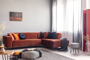 Modern dairede şık oturma odası Sonbahar renkli iç