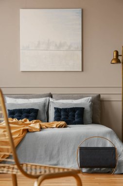 Zarif yatak odasında kral yatak üzerinde Pastel mavi soyut boyama