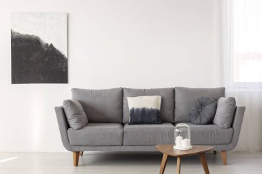 Aydınlık oturma odası iç gri İskandinav kanepe