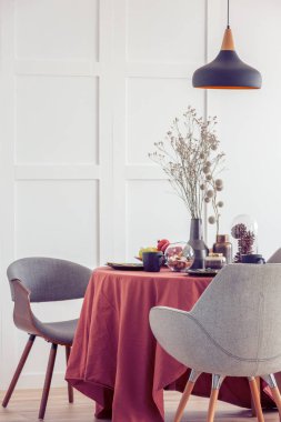 Şık sandalyeler ile parlak oturma odası iç zencefil masa örtüsü ile kaplı zarif yemek odası masası