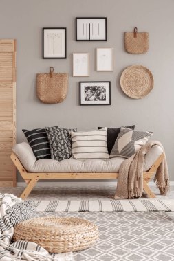 Şık oturma odası iç desenli yastıklar ile Bej İskandinav settee