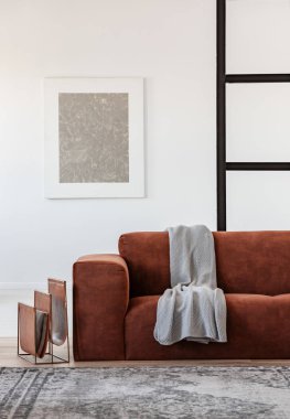 Kahverengi köşe kanepe ile trendy oturma odası iç duvarında beyaz çerçeve gümüş soyut boyama