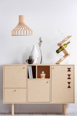 Parlak oturma odası iç Vintage ahşap komodin