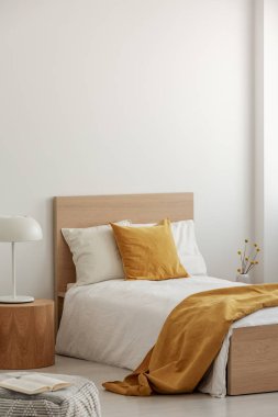 Çağdaş otel iç tek ahşap yatakta beyaz ve sarı yatak