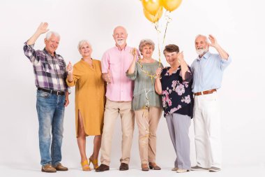 Arkadaşlar doğum gününü kutluyor