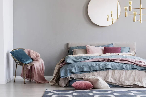 Pastellrosa, beige und blaue Bettwäsche auf King Size-Bett im trendigen Schlafzimmerinterieur — Stockfoto