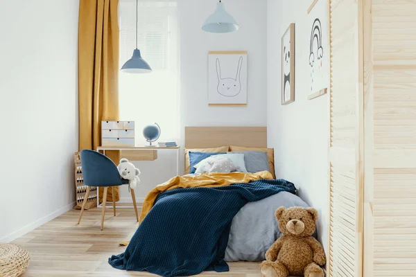 Dormitorio multifuncional y espacio de trabajo interior con cama y escritorio —  Fotos de Stock