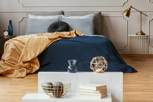 快適な寝具とキングサイズベッドからコンソールテーブルのニックコツ — ストック写真