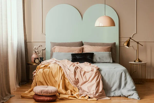 Biancheria da letto blu pastello, rosa e arancione su letto matrimoniale in interni chic camera da letto — Foto Stock