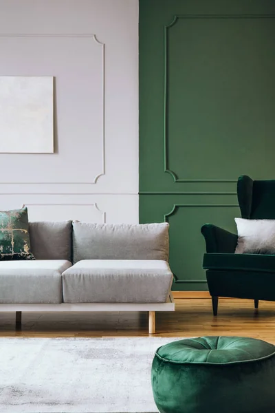 Stijlvolle woonkamer interieur met trendy sofa met kussens, echte foto — Stockfoto