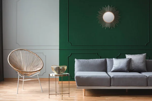 Sillón de moda en el interior de la sala de estar de moda en apartamento contemporáneo —  Fotos de Stock