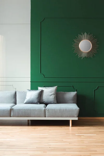 Kuddar på lyxig soffa i enkla vardagsrum interiör — Stockfoto